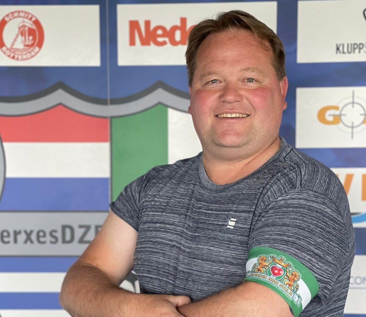 Wim Ravenhorst ontvangt aanvoerdersband van Rotterdam Sportsupport